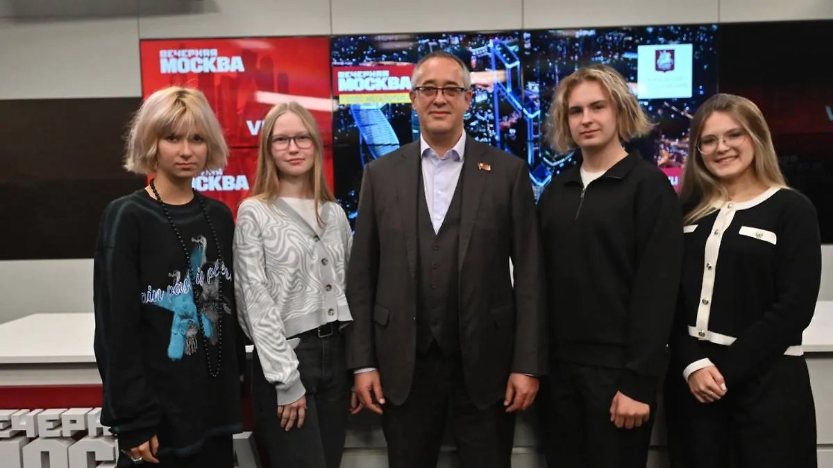 Алексей Шапошников встретился с юными журналистами. Обложка © «Вечерняя Москва» / Александр Кочубей