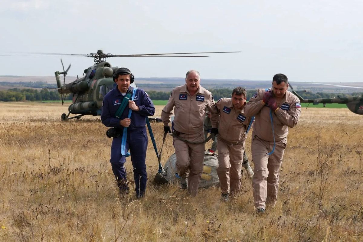 Сотрудники Роскосмоса эвакуируют маленьких пассажиров спутника «Бион-М»-2. Фото © Telegram / Роскосмос