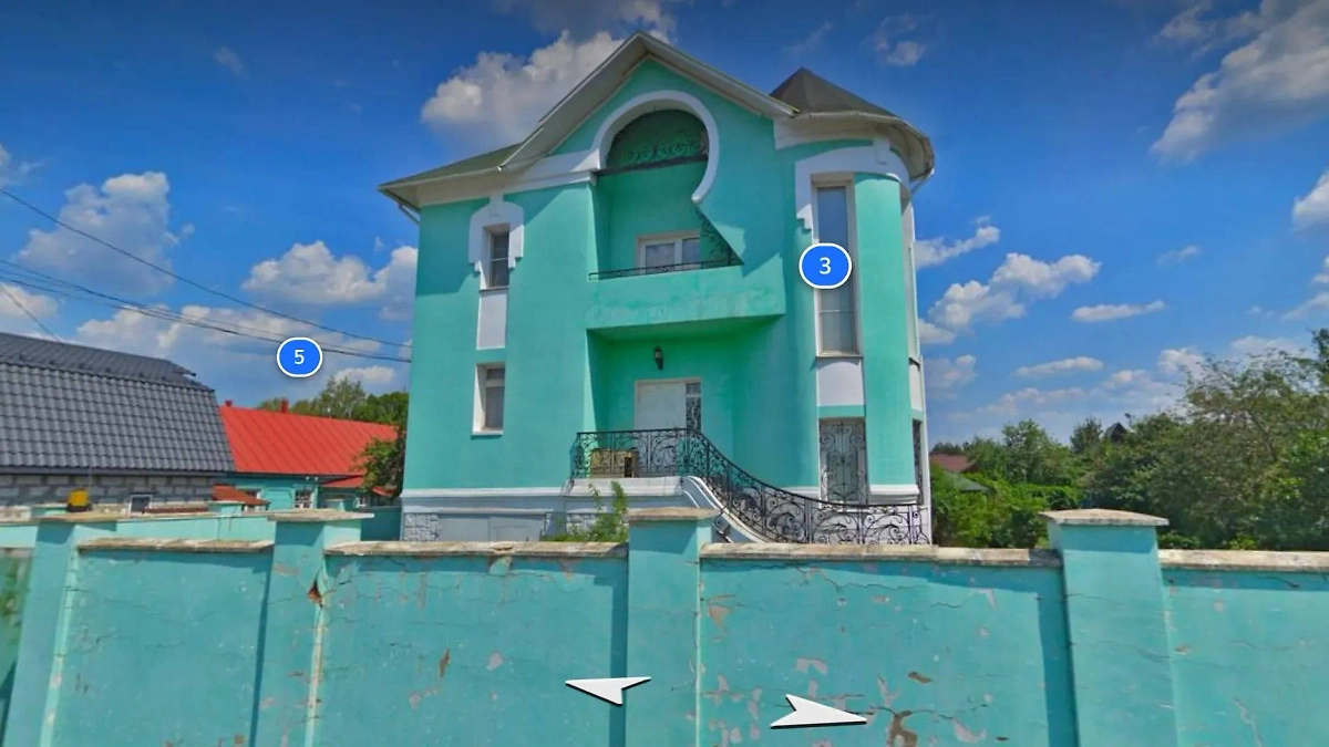 Особняк Зайцевых в Тамбове выглядит могучим, но заброшенным. Будто здесь долго никто не живёт. Фото © yandex.ru/maps 