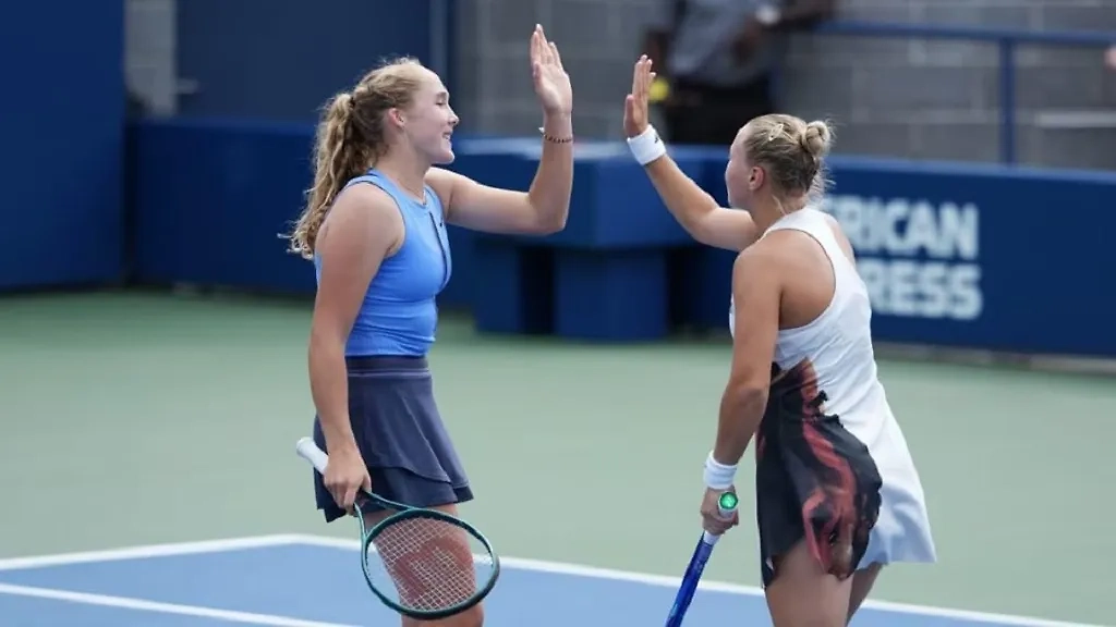 Мирра Андреева и Диана Шнайдер. Обложка © USTA / Jeff Dean