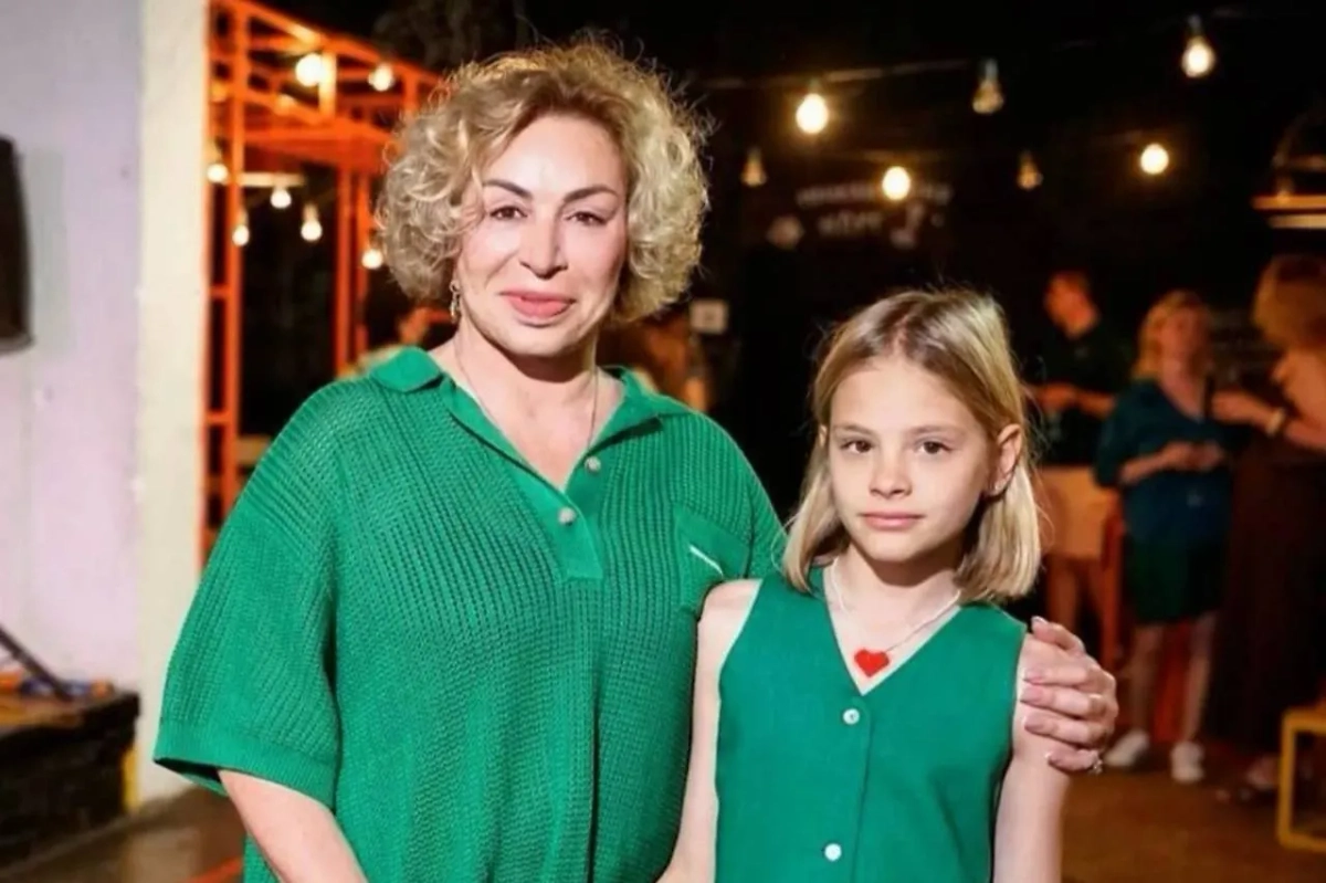 Симона Юнусова — мама рэпера Тимати. На первое сентября она повела в школу свою внучку. Фото © Instagram (признан экстремистской организацией и запрещён на территории Российской Федерации) / simona280