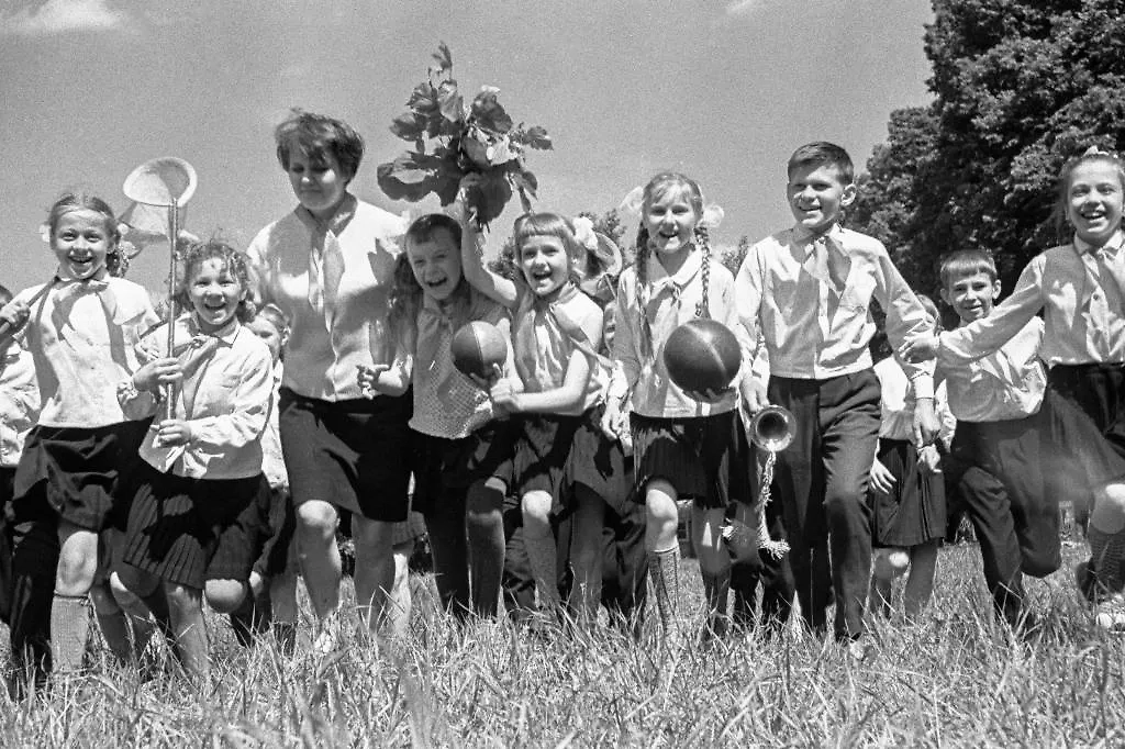 Жизнь советского школьника проходила плечом к плечу с братьями по молодёжной организации. Фото © ТАСС / Петр Маслов