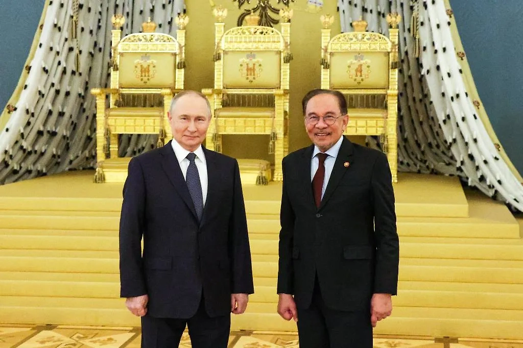 Владимир Путин и Анвар Ибрагим. Обложка © ТАСС / POOL / Константин Завражин