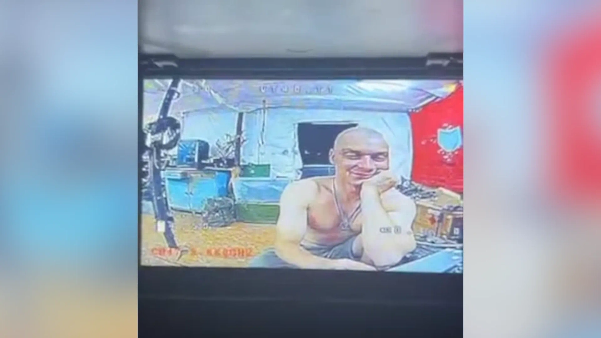 Генерал-лейтенант Апти Алаудинов показал видео с неизвестным мужчиной и попросил помощи у подписчиков. Обложка © Telegram / Апти Алаудинов «АХМАТ»