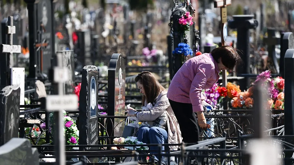 Можно ли убираться на чужой могилке? Многих мучает этот вопрос, потому что есть страшные суеверия. Фото © ТАСС / Александр Рюмин