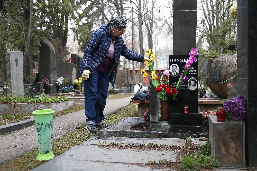 Обычно на могилках убираются в Родительскую субботу. Но можно ли это делать в дни памяти? Обложка © ТАСС / Гавриил Григоров