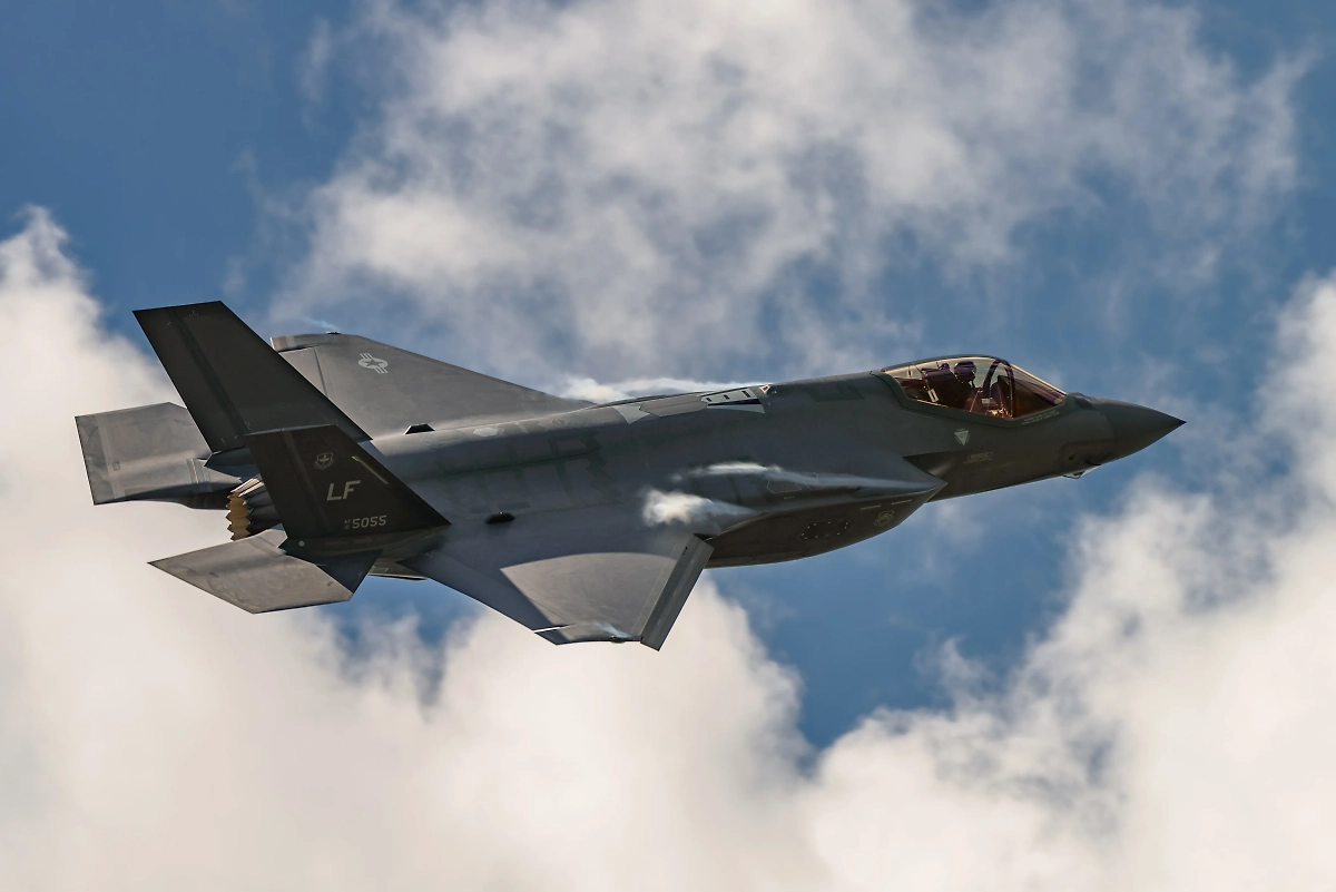 F-35. Обложка © Shutterstock / FOTODOM / jgorzynik