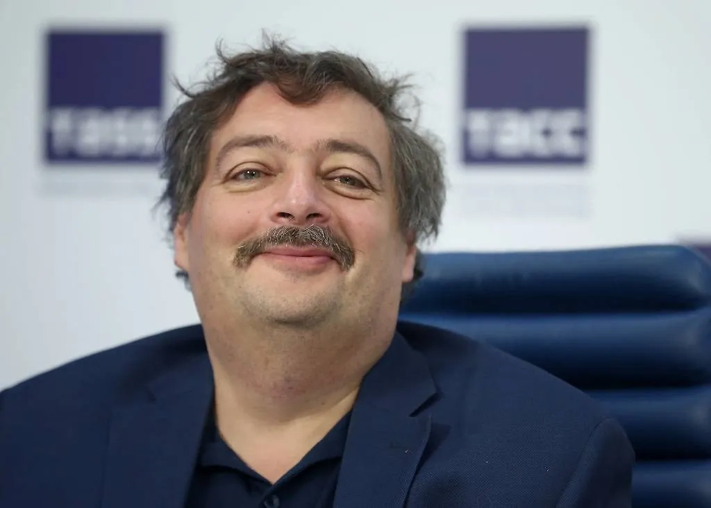 Дмитрий Быков*. Обложка © ТАСС / Михаил Терещенко