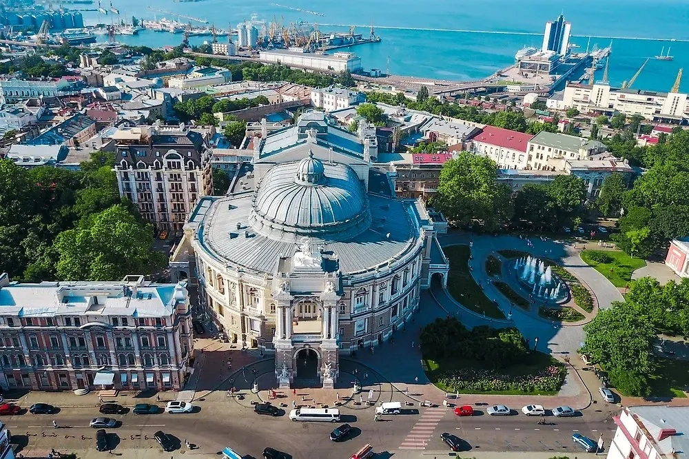  Обложка © Shutterstock / FOTODOM / Hrecheniuk Oleksii