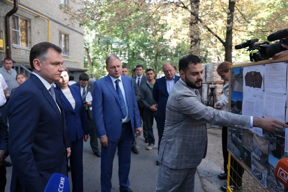 Инспекция ремонтных работ в центре Ростова-на-Дону. Фото © Telegram / Юрий Слюсарь