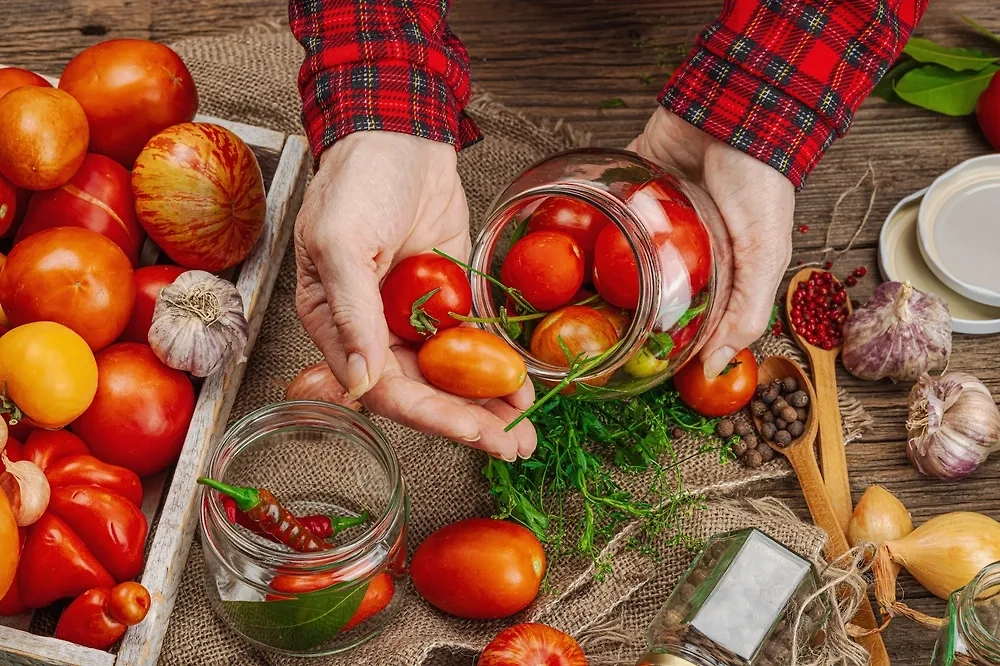 Заготовки на зиму: помидоры маринованные с чесноком.Фото © Shutterstock / FOTODOM / Fuzull Hanum