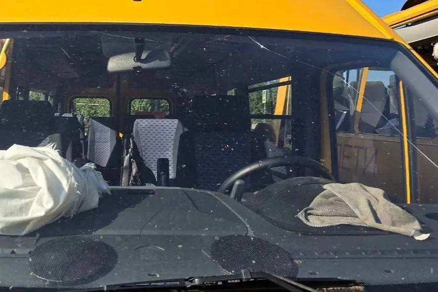 Повреждённый при обстреле школьный автобус. Фото © Telegram / Балицкий Евгений