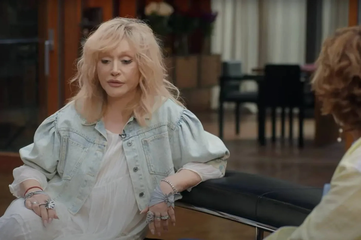 Алла Пугачёва может немного предсказывать политические кризисы или конфликты. Катерина Гордеева* внесена в список иностранных агентов Минюста России. Фото © VK / ТВ ШОУ / Самые интересные и любимые выпуски