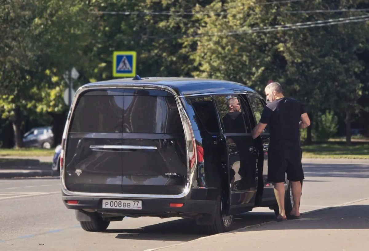 Хоккеист Александр Овечкин купил минивэн Aurus Arsenal. Обложка © platesmania.com