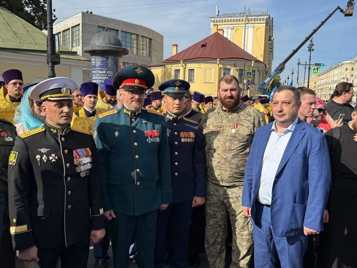 В Петербурге стартовал крестный ход в день памяти Александра Невского. Фото © Telegram/ ВИТАЛИЙ МИЛОНОВ