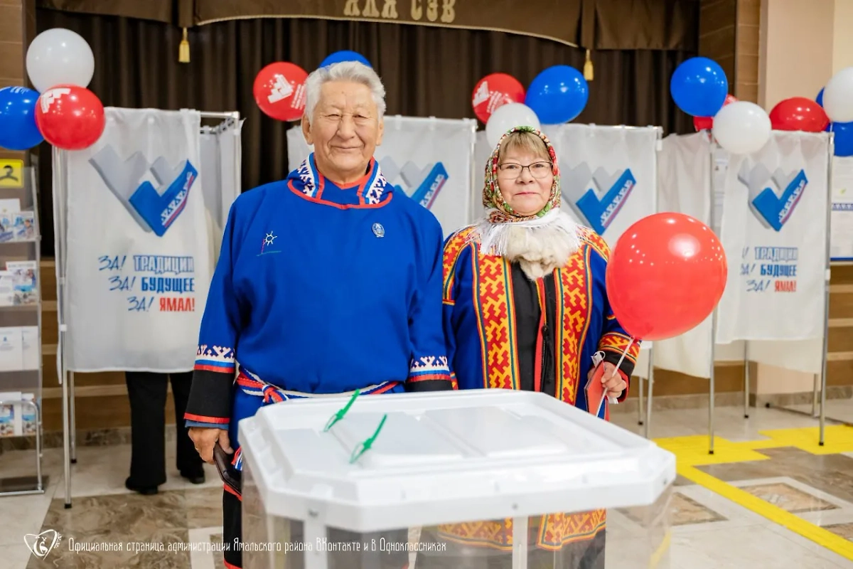 Ямальские старожилы Хатяко Езынги и Татьяна Фильчикова проголосовали на избирательном участке. Фото © Telegram / МОЙ ЯМАЛЬСКИЙ РАЙОН