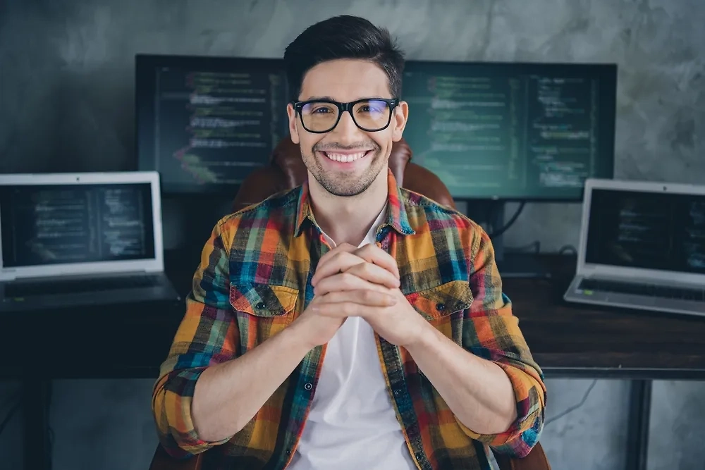 IT-зарплаты 2025: самые высокооплачиваемые специальности в программировании. Фото © Shutterstock / FOTODOM / Roman Samborskyi