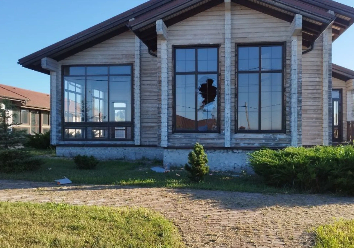 Повреждён дом. Фото © Telegram / Настоящий Гладков