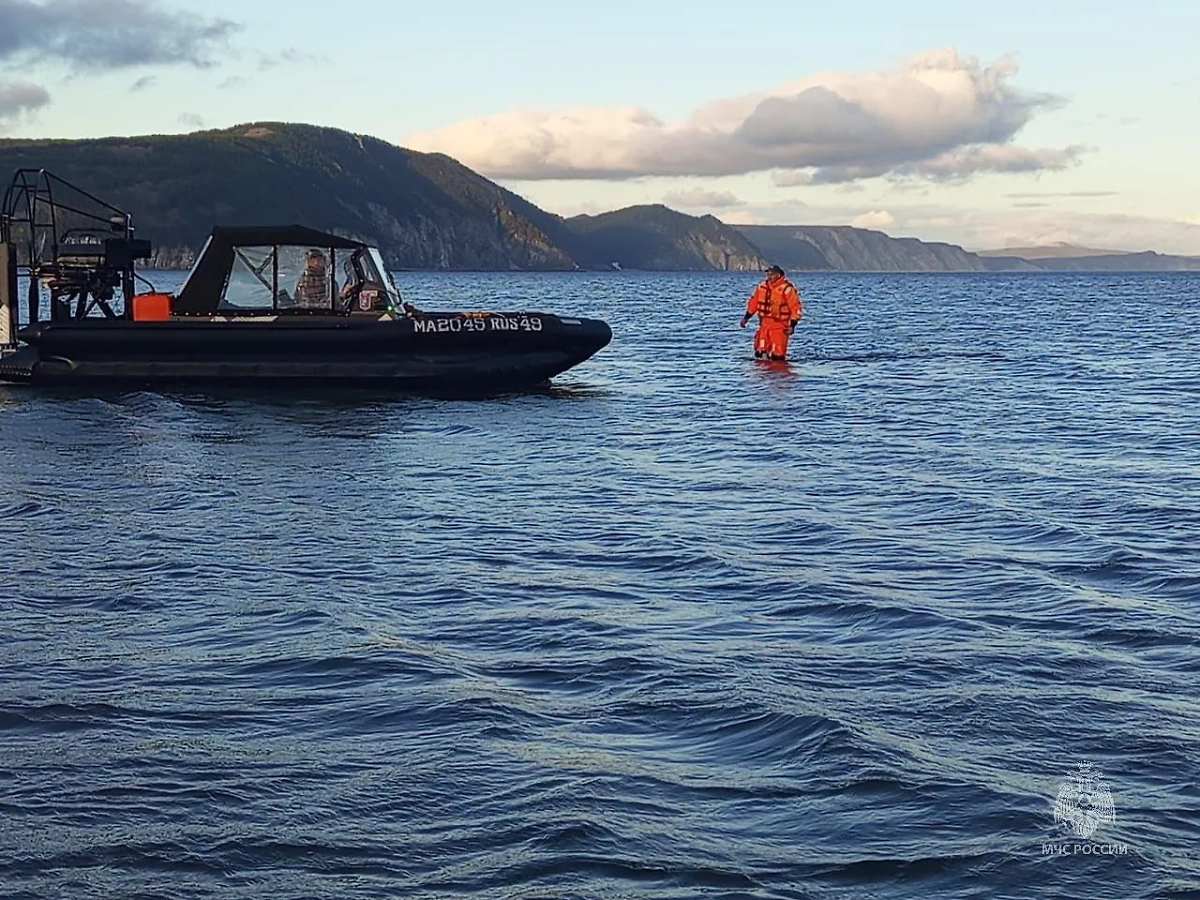 В Магадане ищут второго пропавшего рыбака с перевернувшейся лодки. Обложка © Telegram / МЧС Магаданской области