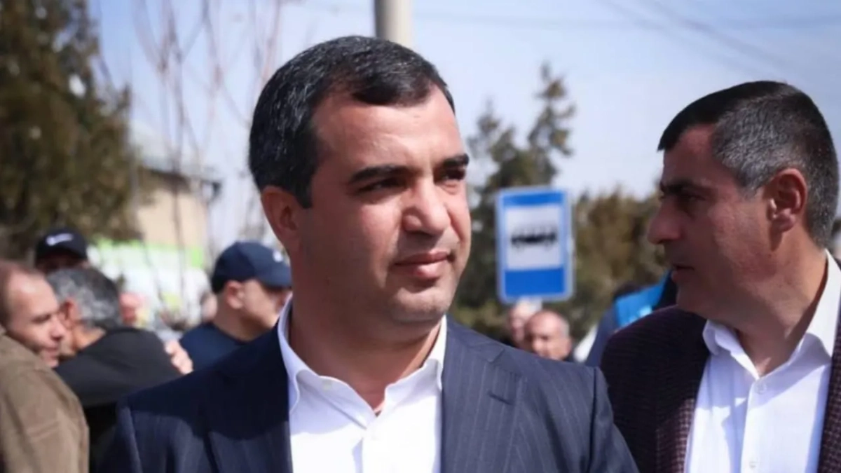 Володя Григорян. Обложка © Администрация общины Паракар Армавирской области Армении