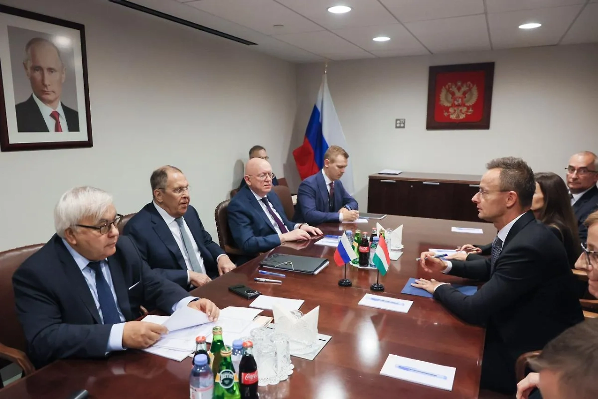 Встреча Сергея Лаврова и Петера Сийярто в Нью-Йорке. Обложка © Telegram / МИД России