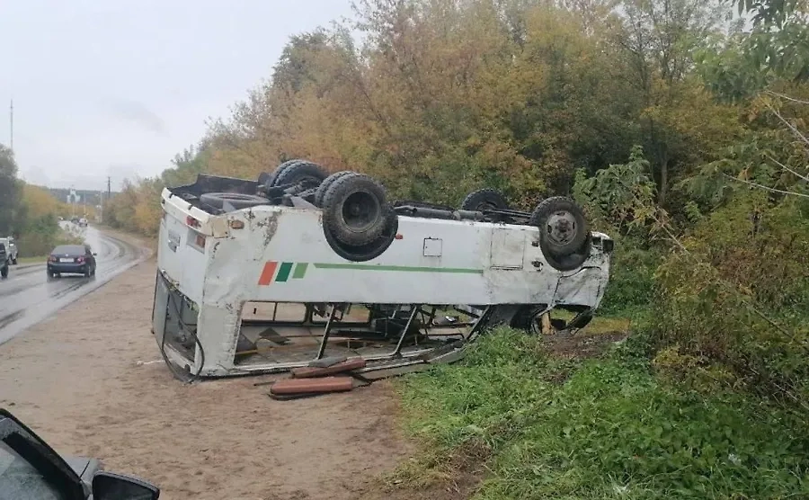  В Тульской области автобус с людьми перевернулся на крышу. Обложка © Telegram / Прокуратура Тульской области