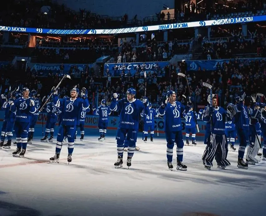 «Динамо» одержало первую домашнюю победу в сезоне КХЛ. Обложка © Telegram / ХК Динамо Москва