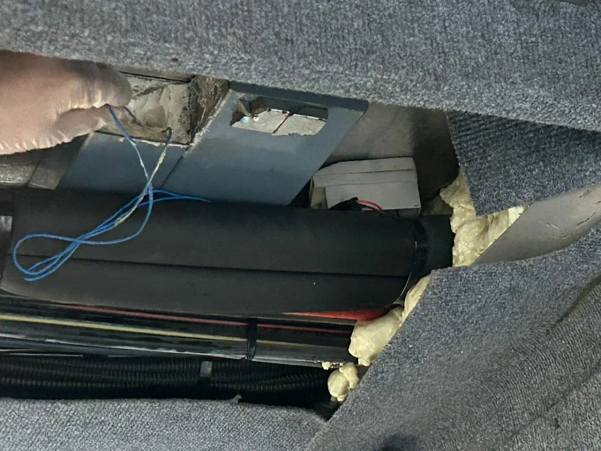 Золото в тайнике автобуса. Фото © Предоставлено Life.ru ФТС России