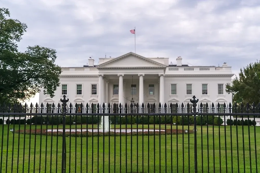 Белый дом. Обложка © Shutterstock / FOTODOM / Zack Frank