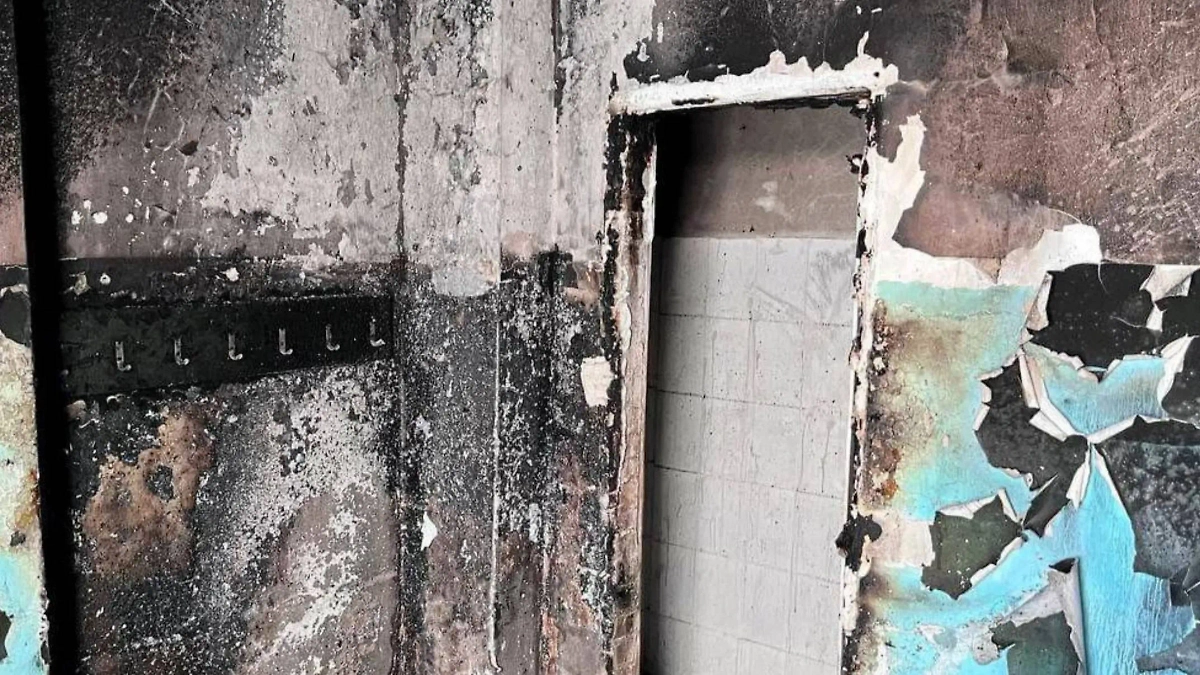 Раздевалка полностью сгорела в школе Владивостока. Обложка © Telegram / RobinsoN