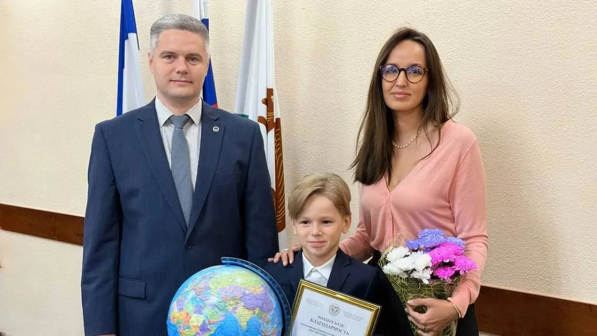 В Уфе наградили десятилетнего Сергея Семёнова. Обложка © Telegram / Антон Тарасов