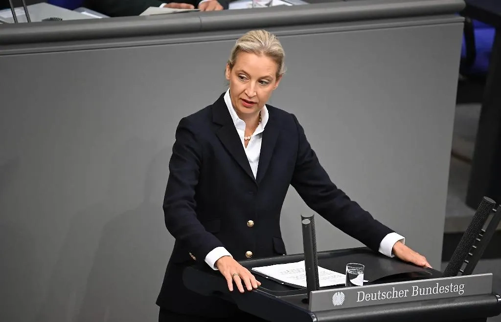 Сопредседатель партии «Альтернатива для Германии» (АдГ) Алис Вайдель на заседании бундестага по федеральному бюджету на 2025 год. Обложка © dpa/picture-alliance