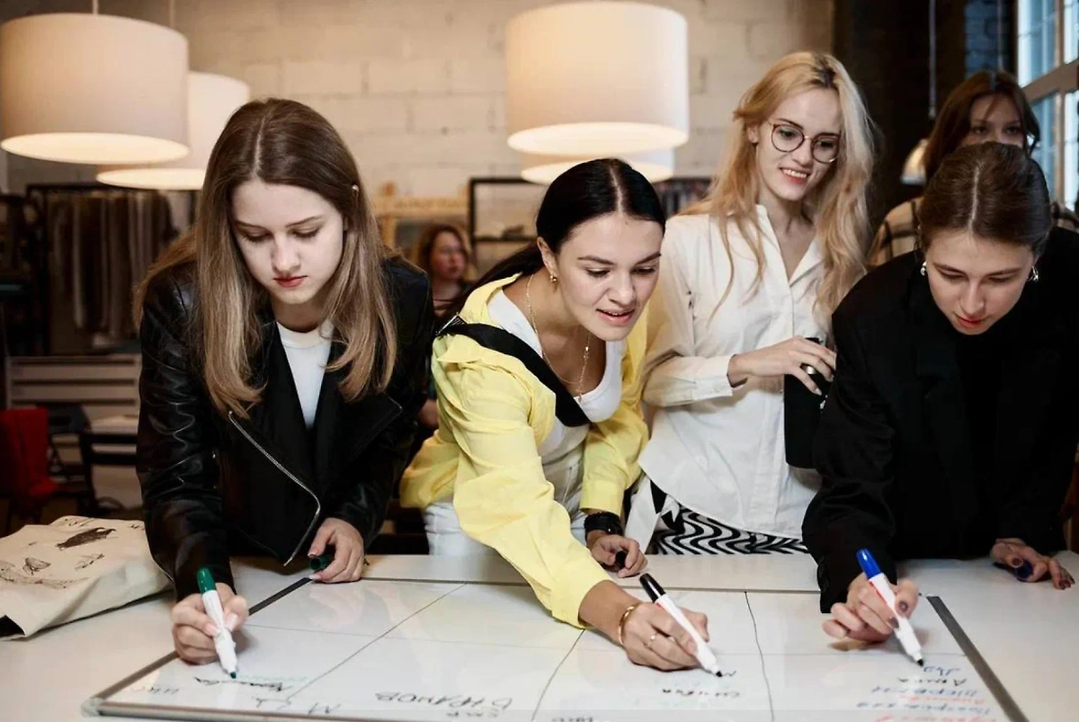 Обложка © Официальный Telegram-канал АНО «Креативная экономика» и форума «Российская креативная неделя»