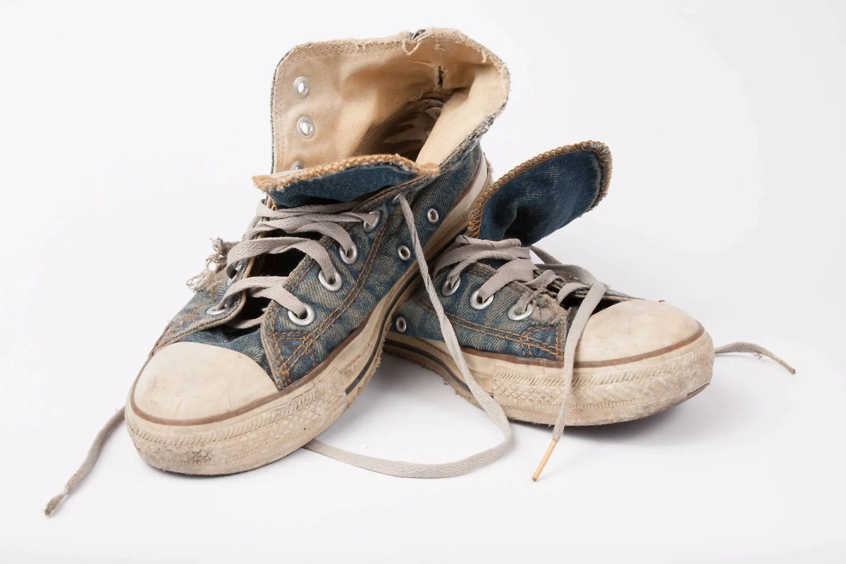 Постоянное ношение старой обуви — знак привязанности к прошлому. Фото © Shutterstock / FOTODOM / everythingpx