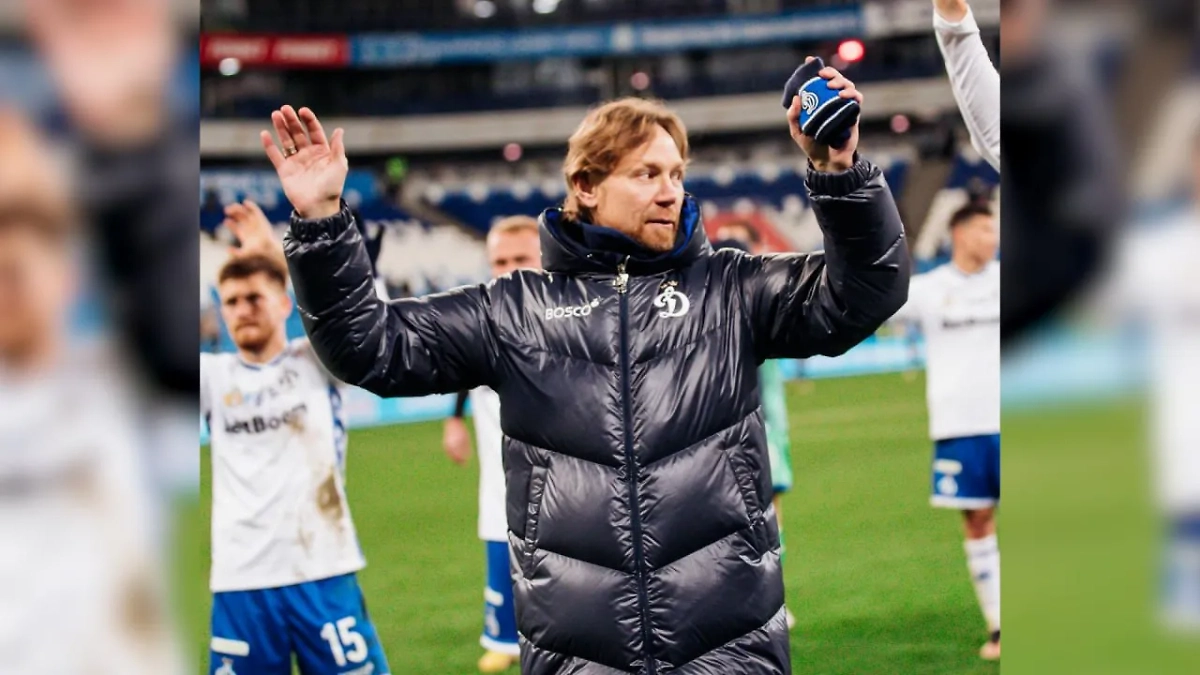 Тренер «Динамо» Валерий Карпин празднует победу в матче. Обложка © Telegram / ФК «Динамо» Москва