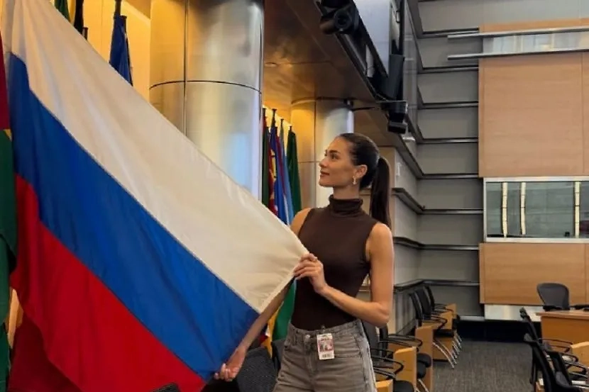 Анастасия Шубская с флагом России в Вашингтоне. Обложка © Instagram (соцсеть запрещена в РФ; принадлежит корпорации Meta, которая признана в РФ экстремистской) / nastyashubskaya