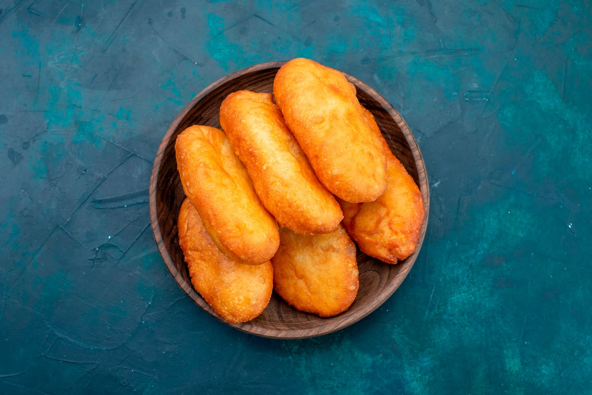 Жареные пирожки с картошкой — рецепт. Фото © Freepik / KamranAydinov