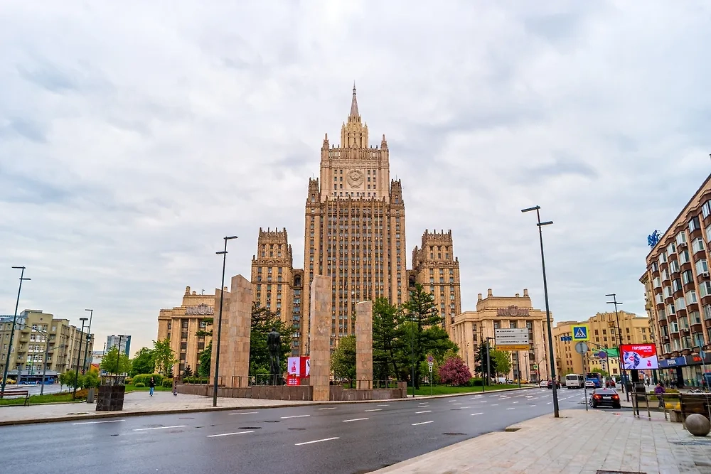 Обложка © Shutterstock / FOTODOM / Collection Maykova