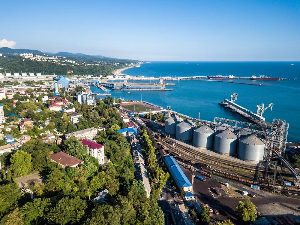 Порт Туапсе. Обложка © Shutterstock / FOTODOM / Evgeny Drablenkov