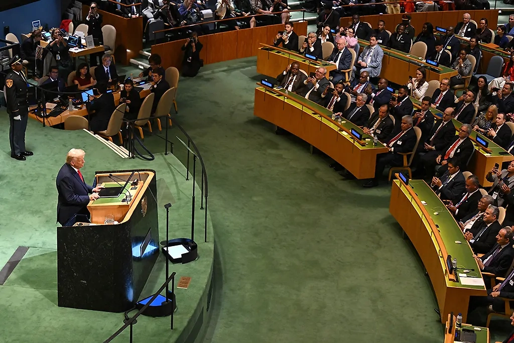 Президент США Дональд Трамп во время выступления на общеполитических дебатах на Неделе высокого уровня 80-й сессии Генеральной Ассамблеи ООН. Фото © ТАСС / EPA / LUKAS COCH