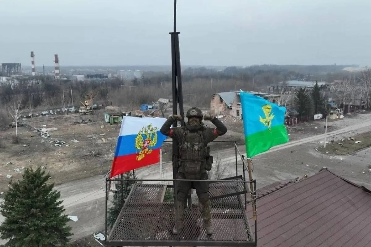 Уроженец Бурятии получил звезду Героя России за поднятие флага в Судже Курской области. Обложка © Telegram / Алексей Цыденов