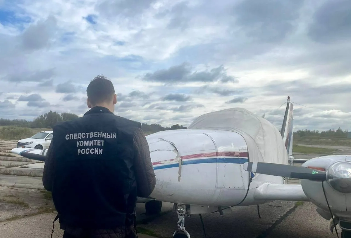 СК РФ расследует столкновение маломерного судна на аэродроме Кречевицы. Обложка © Telegram / Западное межрегиональное следственное управление на транспорте СК России