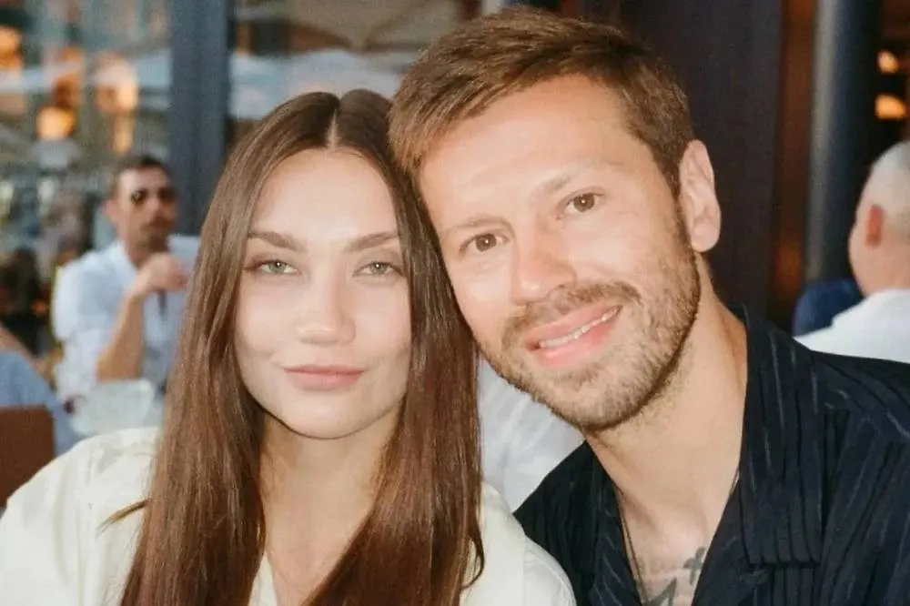 Фёдор Смолов и Карина Истомина. Обложка © Instagram (соцсеть запрещена в РФ; принадлежит корпорации Meta, которая признана в РФ экстремистской) / smolovfedor_10