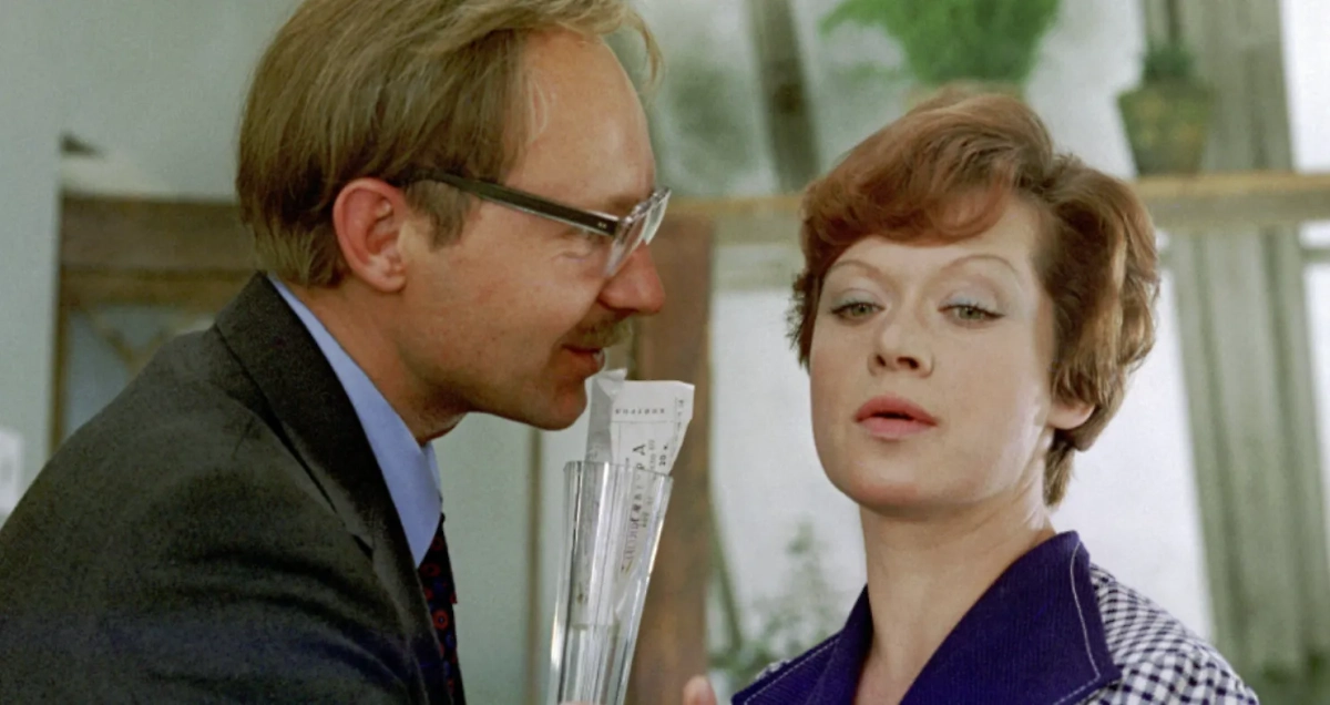 «Служебный роман» особенно хорошо смотрится осенью. Каждый кадр наполняет теплом. Фото © Кадр из фильма «Служебный роман», режиссёр Эльдар Рязанов, сценаристы Эмиль Брагинский, Эльдар Рязанов / Kinopoisk