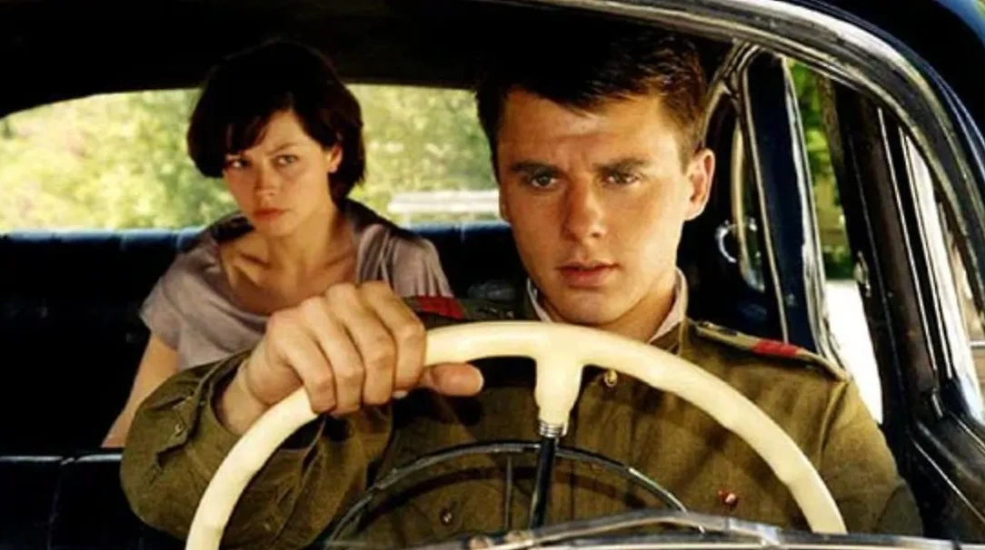 Золотая осень обычно длится недолго. Но если хочется перейти в меланхолический ноябрьский режим плавно, то «Водитель для Веры» отлично подходит. Фото © Кадр из фильма «Водитель для Веры», режиссёр Павел Чухрай, сценарист Павел Чухрай / Kinopoisk