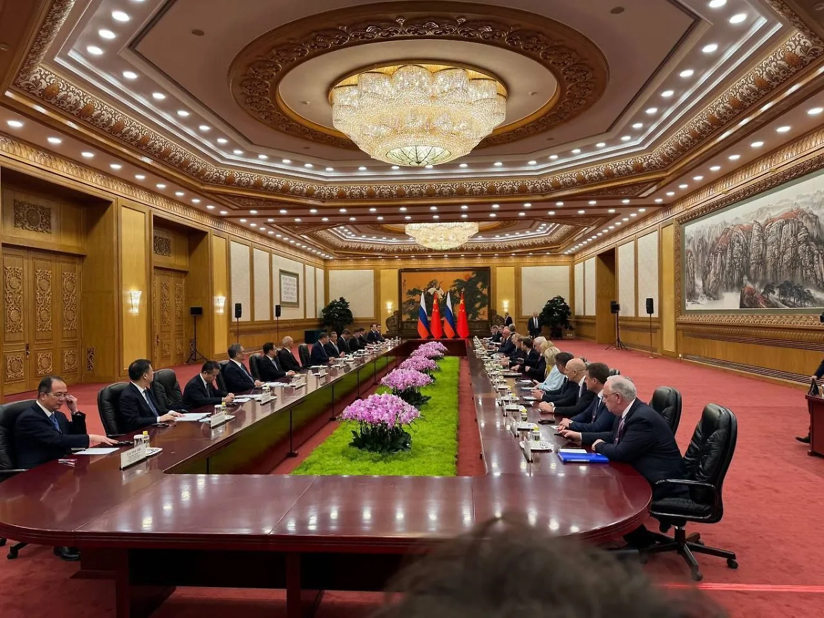 Встреча делегаций России и Китая в Пекине. Обложка © Life.ru