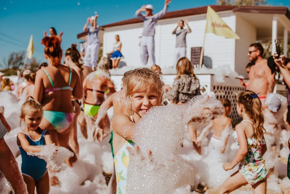 Обложка © Shutterstock / FOTODOM / Alina Tanya