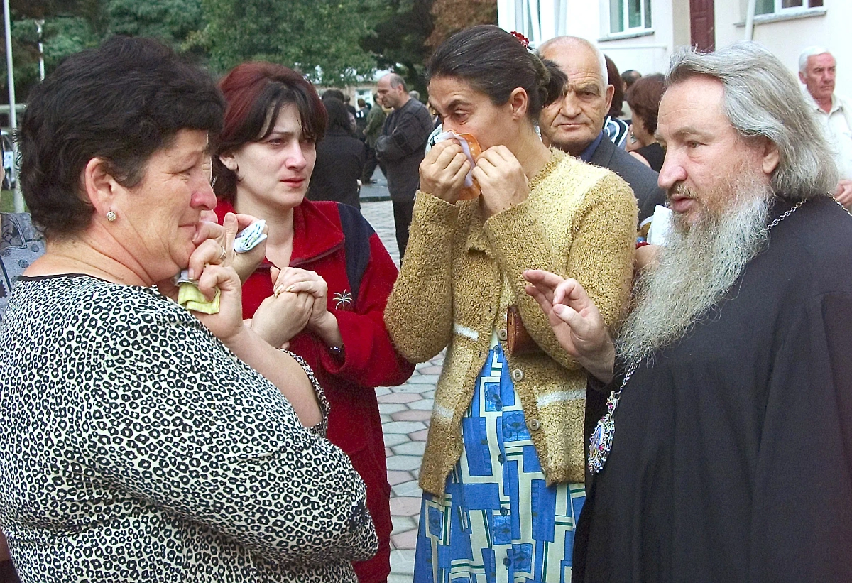 По сообщениям Руслана Аушева, в заложниках находились в основном дети, женщины и старики. Фото © ИТАР-ТАСС / Сергей Узаков