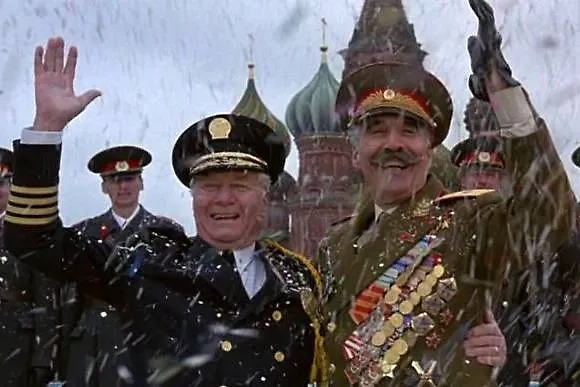 «Полицейская академия» — на то и «полицейская академия». Франшиза снималась ради шуток, многого от неё не стоит ждать. Фото © Кадр из фильма «Полицейская академия: Миссия в Москве», режиссёр Алан Меттер, сценаристы Рэндольф Дэвис, Мишель С. Чодос, Нил Израэл и др. / Kinopoisk