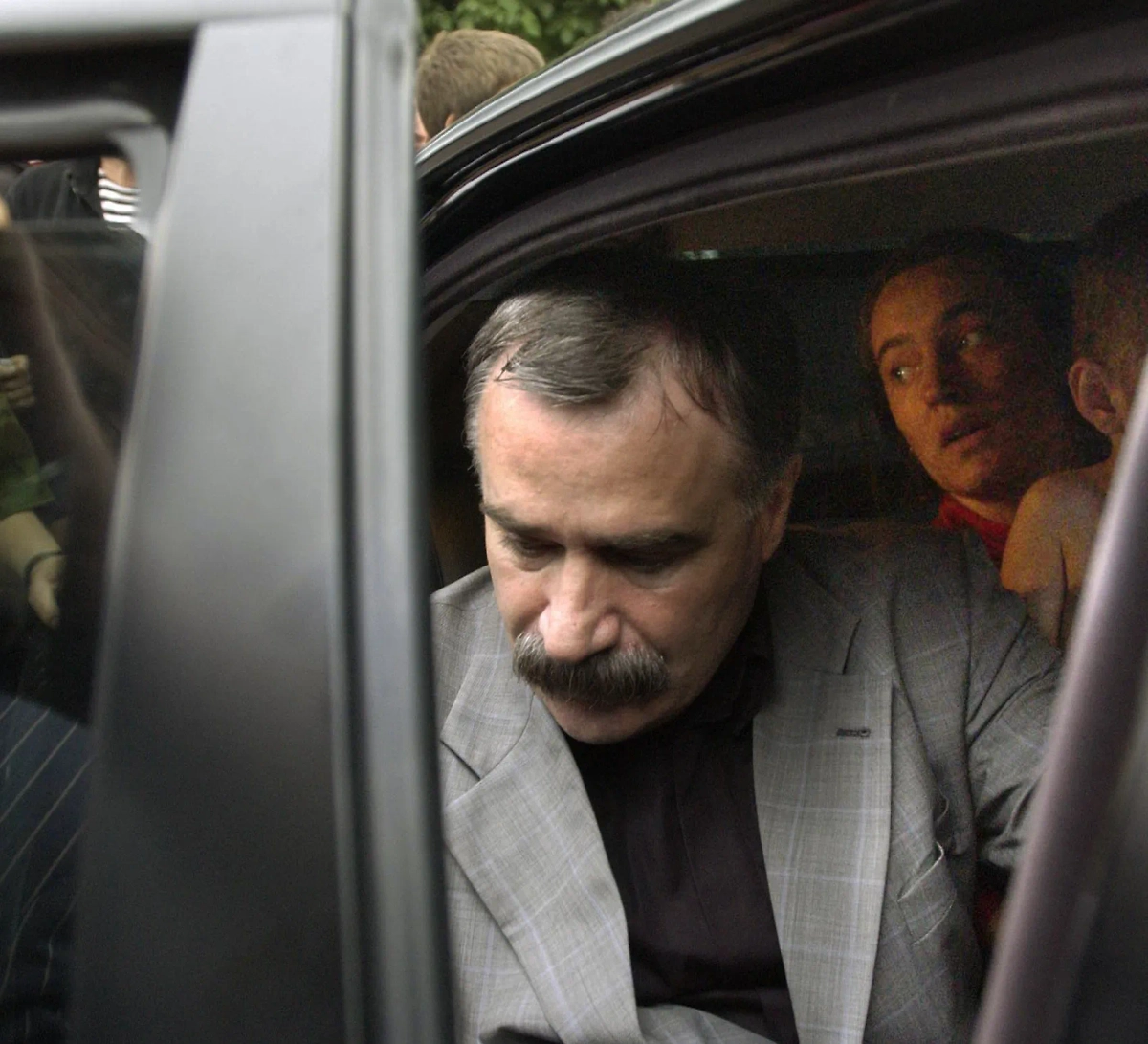 Аушев добился освобождения женщин с грудными младенцами. Фото ИТАР-ТАСС / Григорий Сысоев